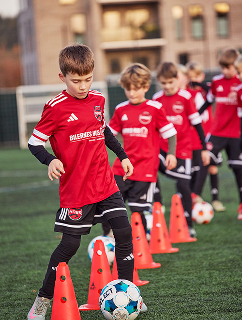 DYRK GL&AElig;DEN Styrk din klub med spillert&oslash;j og udstyr