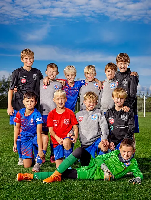 DYRK GL&AElig;DEN Styrk din klub med spillert&oslash;j og udstyr